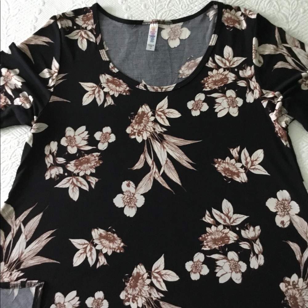 NWOT:    LulaRoe Perfect T